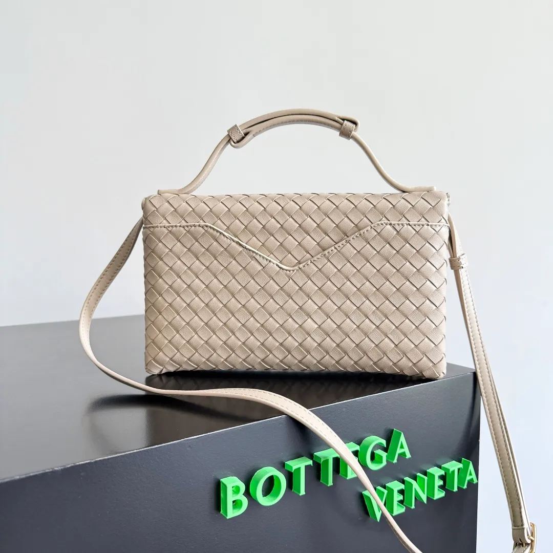 Batch 1660 BOTTEGA VENETA 2025 new product KNOT LOCK crossbody bag subverts the rigid lines of traditional tote bags, using drapey leather to create a three-dimensional silhouette that breathes. It has compartments and multiple card slots inside, making it a versatile commuter bag that can be used in various occasions. The details are full of exquisiteness, the casual retro color tone, and the upper body are full of elegance. Whether you are commuting or going out on the street, you can easily hold it. The two carrying methods of hand-carrying and long shoulder strap are very practical! At the same time, the shoulder strap is detachable, suitable for various dressing styles~ Whether it is a dinner party or daily commuting, it can be easily controlled and becomes your versatile tool❤️ Style number: 817191 Size: 25*16*5.5cm